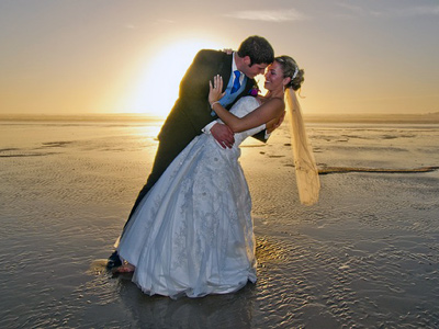 Brautpaar-bei-der-Strandhochzeit.jpg