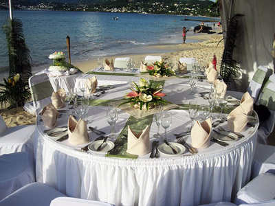 Tisch bei der Strandhochzeit.jpg